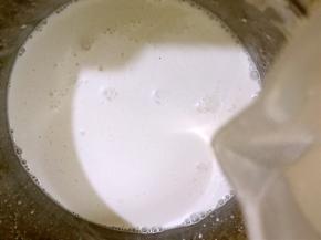 再加入150克清水（这里我加了清水，也可以加入150克牛奶）