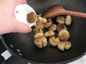 放入孜然粉