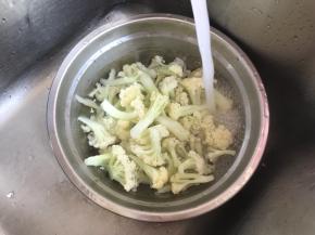 焯水后捞出来，过一下凉水（这样口感比较爽口，不喜欢脆爽的这步可以免去）