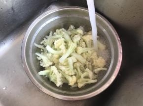 焯水后捞出来，过一下凉水（这样口感比较爽口，不喜欢脆爽的这步可以免去）