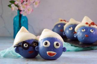 做好的蓝精灵入锅蒸10分钟，可以在蒸笼上抹点油，防止粘连，蒸好后先等一分钟，再一点点放气，之后再开锅