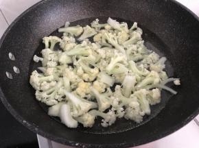 锅中烧一些水
水开后，把菜花倒入锅中焯至断生