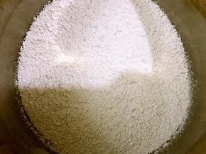 现在做黄糖层
150克马蹄粉放入盆里