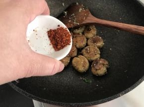 我捞起一半没辣的给孩子吃
剩下一半加入辣椒面炒均匀，我自己吃！嘿嘿！