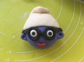 蓝精灵有很多样式，也可以用黑色面团做个眼镜，还可以压出花朵黏在帽子上，做个可爱的小妹妹