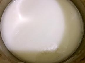 加入300克清水搅拌均匀粉类融化