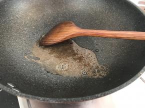 锅中再添少许油，把花椒面放入炒香，加入适量盐