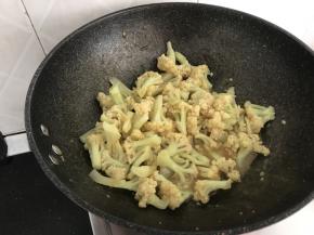 翻炒均匀，让每颗菜花都沾上咖喱酱汁便可起锅（全程我是不用加盐，因为咖喱块自带咸味）当然，如果觉得不合自己口味可以适当调整