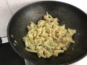 翻炒均匀，让每颗菜花都沾上咖喱酱汁便可起锅（全程我是不用加盐，因为咖喱块自带咸味）当然，如果觉得不合自己口味可以适当调整