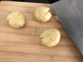 用刀轻轻压扁，这样方便煎及入味