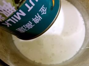 加入一罐椰浆400克