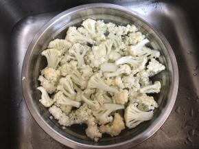 花菜剪摘小朵，放入淡盐水中浸泡20-30分钟