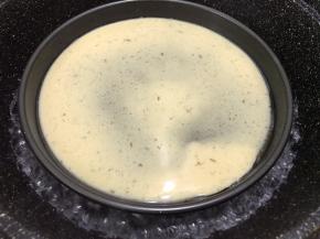 水滚开后
先舀一层黄糖生熟浆（大家用一个勺子可以固定量，这样蒸出来层次才会均匀）