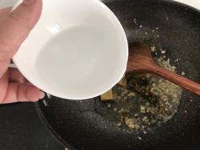 加入小半碗水把咖喱块煮至融化