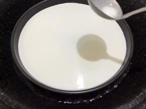 再舀入椰汁浆，蒸2分钟
就按照一层黄糖层，一层椰汁层的顺序依次蒸好