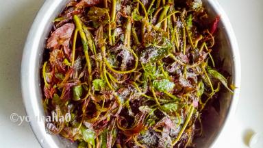 全部铺满容器后，上面再撒一点盐，用手压实