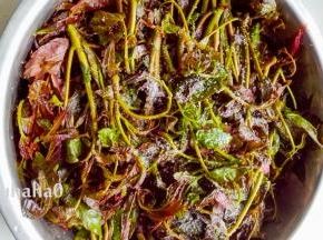 全部铺满容器后，上面再撒一点盐，用手压实