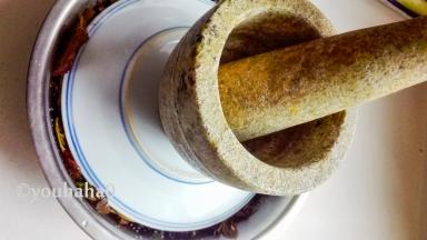 在上面倒扣一个平盘，上面压一个重物，我放了一个蒜臼子，腌渍2~3天左右