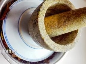 在上面倒扣一个平盘，上面压一个重物，我放了一个蒜臼子，腌渍2~3天左右