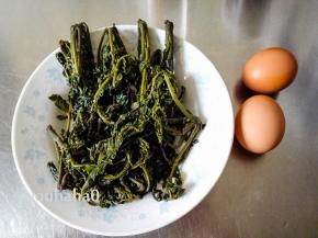 腌渍的香椿芽一直放在冰箱冷冻里，馋的时候拿出一袋化冻，准备2个鸡蛋和香椿吵着吃