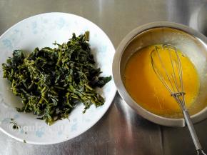 香椿用清水浸泡一会去掉部分咸味，切成碎末，2个鸡蛋打散