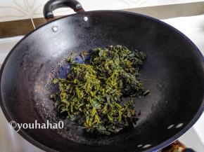 放入香椿碎翻炒，炒出香味