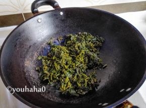 放入香椿碎翻炒，炒出香味