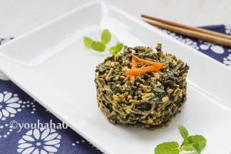 腌渍的香椿芽是咸菜，味道性对来说还是比较咸，一次不要吃太多