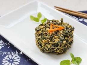 腌渍的香椿芽是咸菜，味道性对来说还是比较咸，一次不要吃太多