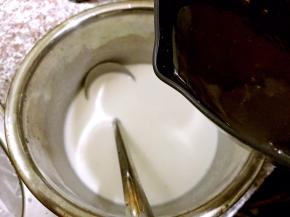 再趁热把熟浆倒入生粉浆里，一边倒一边要不停的搅拌