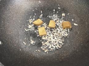 放入咖喱块，炒2下