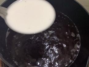 转至最小火，把生粉浆舀2勺在糖水里，不停搅拌（我这里2汤勺）然后马上关火
重点：一定要慢慢倒，一边倒一边要不停的搅拌
