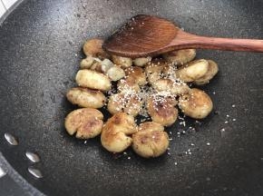 放入少许熟芝麻