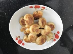 煎至两面金黄皮脆微焦盛出备用