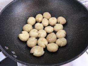 热锅加入油，把蒸好的小土豆放入锅中煎