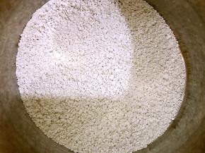 先我们来做椰汁层
盆里放入100克马蹄粉