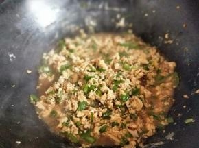 加入少许水，烧开。