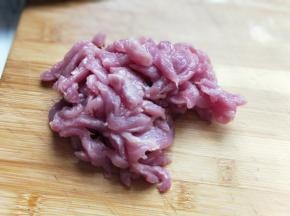 里脊肉洗干净切丝。