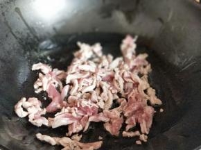 起油锅，加入切好的肉丝煸炒。