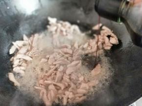 再加入生抽。
