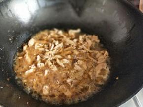 加入清水，小火酱肉丝烧熟。