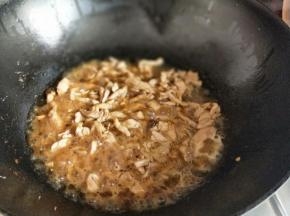 加入清水，小火酱肉丝烧熟。