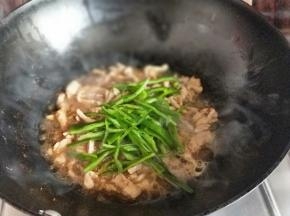 加入切好的青椒丝，翻炒。
