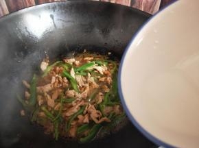 加入淀粉，快速翻炒关火出锅。(淀粉用水化开)