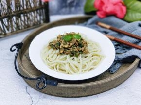 将面条挑到器具中，做好的卤浇上即可。