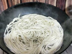 煮面:水烧开后，下入面，煮熟即可。