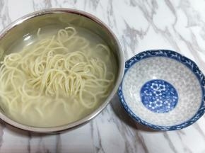 煮熟的面条捞出过冷水。