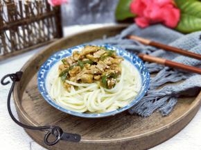 将过水的面条挑到碗中，将做好卤淋上面即可。