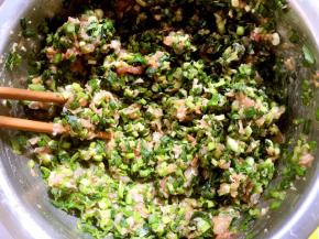 加入到肉馅中搅拌均匀，这样搅拌出来的馅，包到最后也不会出水