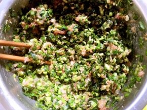 加入到肉馅中搅拌均匀，这样搅拌出来的馅，包到最后也不会出水